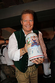 Andreas Steinfatt mit der große Version des Krugs der Wiesnwirte 2017 bei der Wiesnbierprobe 2017 {Foto: Martin Schmitz)